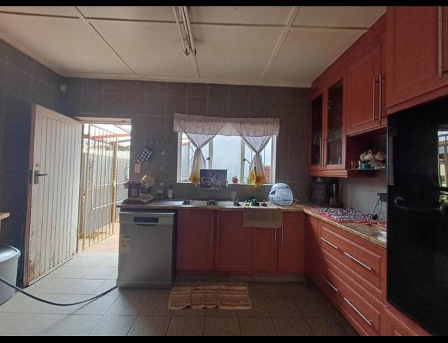 4 BEDROOM HOUSE FOR SALE IN LINMEYER